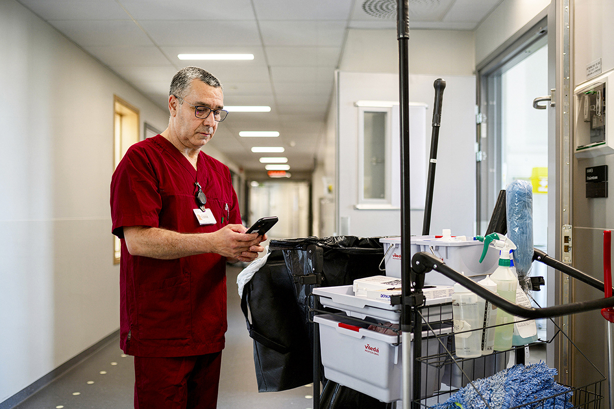 Digital workflow system helping hospital support staff track and complete cleaning tasks.