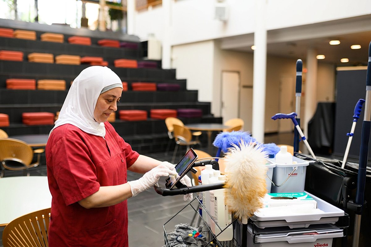 Enabling smarter coordination of support services in daily hospital operations