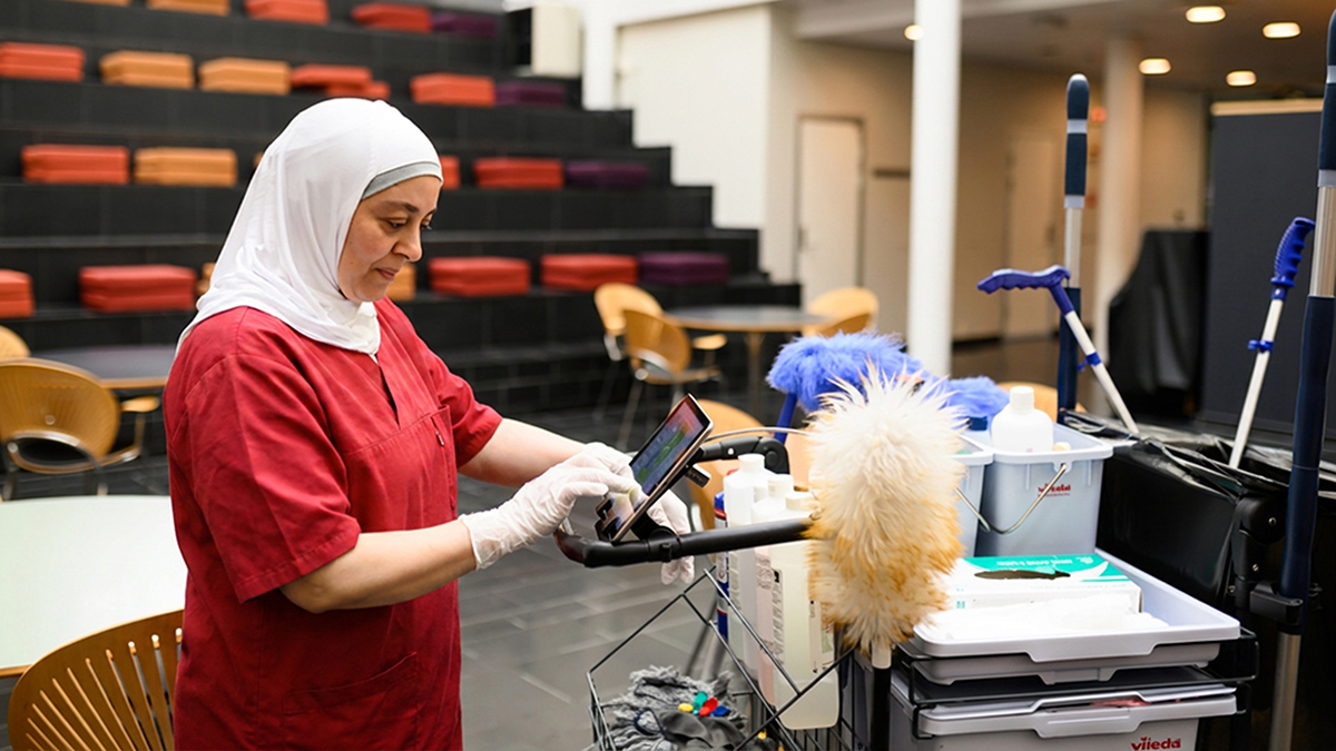 Enabling smarter coordination of support services in daily hospital operations
